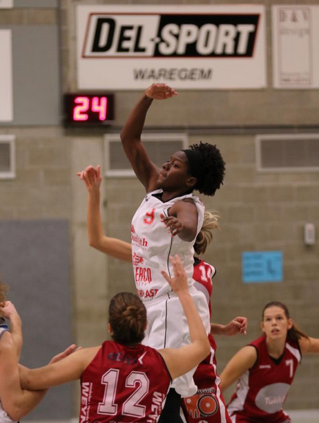 Shanavia Dowdell au-dessus du lot (photo: Eddy Lippens) Shanavia Dowdell au-dessus du lot (photo: Eddy Lippens)