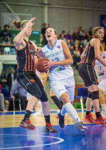 Emma Meesseman face à Putnina (photo: FIBA/Xavier Lecointe)