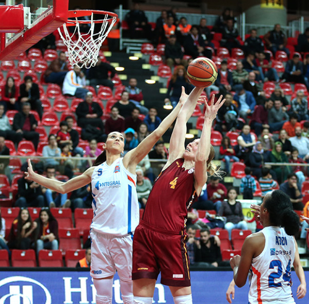 Ann Wauters avec le 4 à Galatasaray (photos: tbf.org.tr)