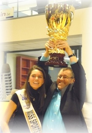 Le trophée du champion entre les mains du président, Philippe Delmulle, lui-même en très bonnes mains...