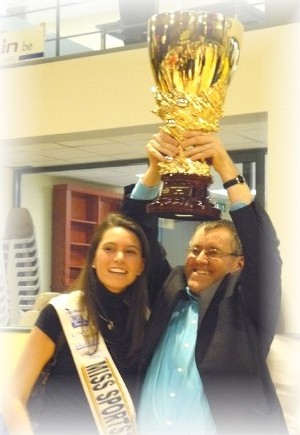 Le trophée du champion entre les mains du président, Philippe Delmulle, lui-même en très bonnes mains... Le trophée du champion entre les mains du président, Philippe Delmulle, lui-même en très bonnes mains...