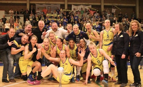 Un troisième titre de suite pour Mithra Castors Braine, fêté à Namur (photo: EDA) Un troisième titre de suite pour Mithra Castors Braine, fêté à Namur (photo: EDA)