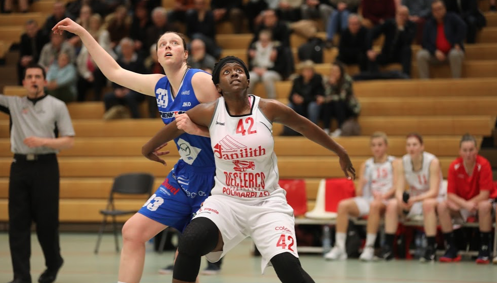 Vicky McIntyre (Kangoeroes Willebroek) en lutte avec Shanavia Dowdell (20pts pour Declercq Stortbeton Waregem) (photo: Eddy Lippens) Vicky McIntyre (Kangoeroes Willebroek) en lutte avec Shanavia Dowdell (20pts pour Declercq Stortbeton Waregem) (photo: Eddy Lippens)