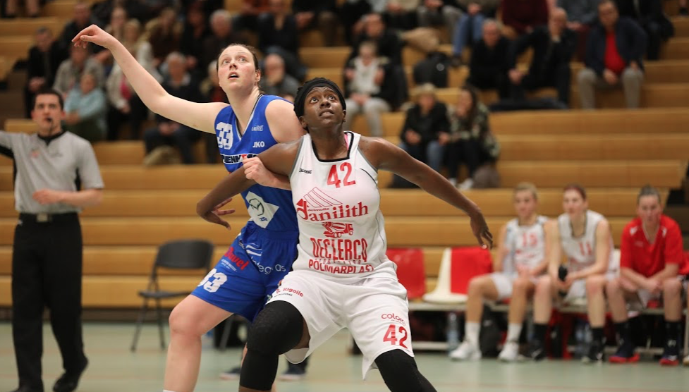 Vicky McIntyre (Kangoeroes Willebroek) en lutte avec Shanavia Dowdell (20pts pour Declercq Stortbeton Waregem) (photo: Eddy Lippens)