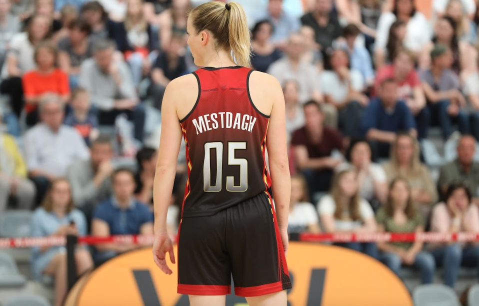 Kim Mestdagh et les Belgian Cats en piste avec leur nouvelle tenue (photo: Eddy Lippens)
