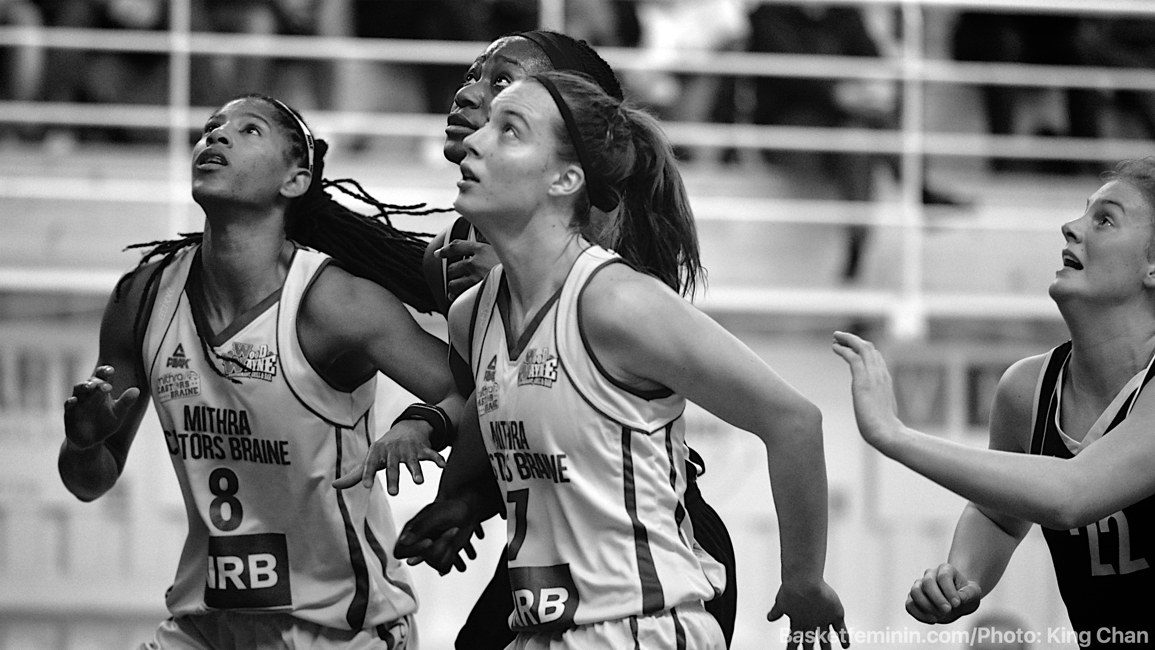 Celeste Trahan-Davis et Antonia Delaere (Castors Braine) défendent leur trophée (photo: King Chan)