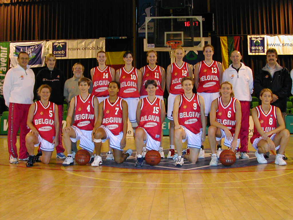 La Belgique en 2002 sur la route de la qualification pour l'Euro 2003:  (de haut en bas, de gauche à droite) Gérard Beurlet (assistant), Claudia Van Horenbeek (assistante), Martin Vanoutrijve (manager), Ann Plasman, Nele Deyaert, Laurence Van Malderen, Ann Wauters, Dana Boonen, Benny Mertens (coach), Christian Grandy (team attaché), en bas: Cathy Populaire, Sophie Charlier, Kathy Wambe, Katia Torfs, Anke De Mondt, Caroline Deroose et Caroline Dohet