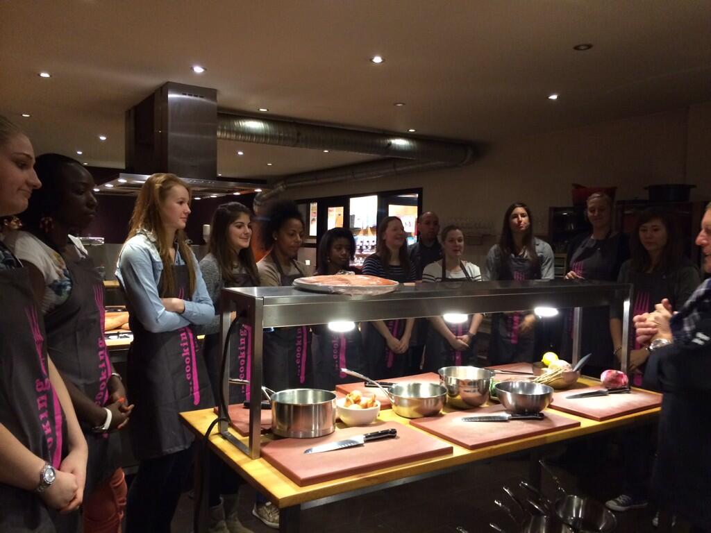 Les Namuroises se sont offert une séance de cours de cuisine vendredi soir en activité team building (Photo: twitter.com/SEBDUFOUR/) Les Namuroises se sont offert une séance de cours de cuisine vendredi soir en activité team building (Photo: twitter.com/SEBDUFOUR/)