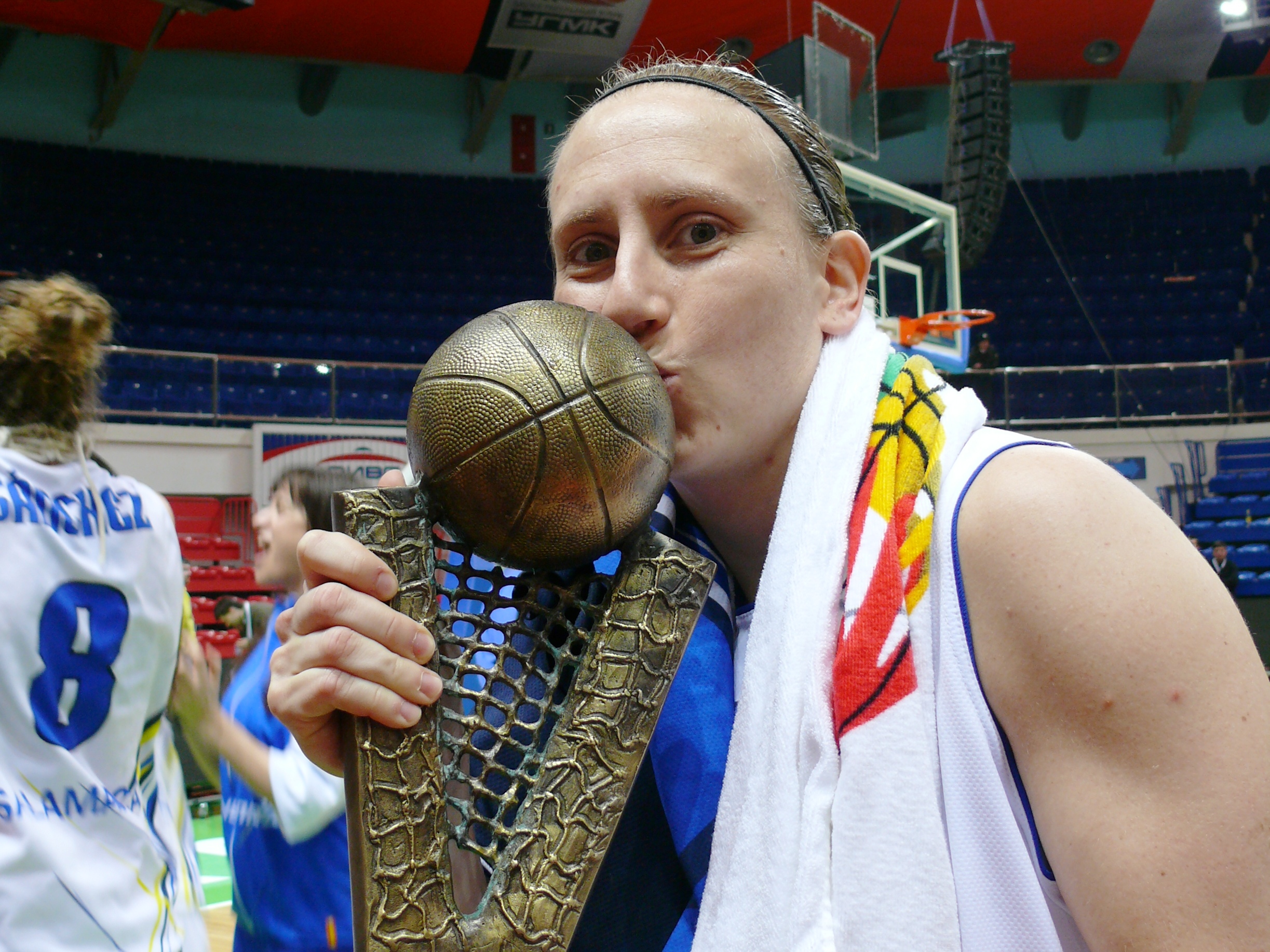 Anke De Mondt remporte l'Euroligue en 2011 (photo: FIBA Europe)