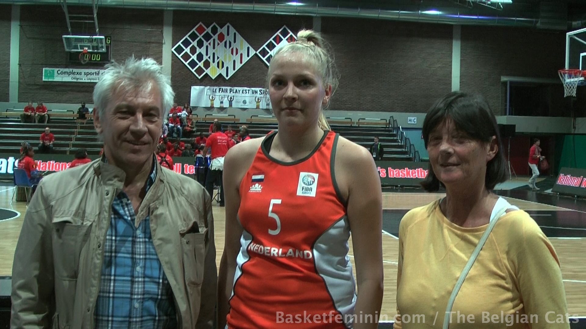 Loyce Bettonvil entre Marc Foucart et Hilde D'Hondt, ses nouveaux coaches