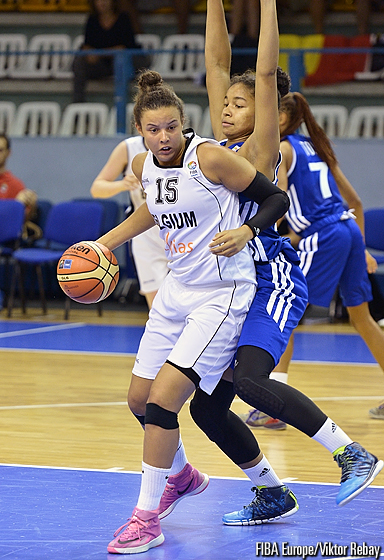 8 rebonds pour Sarah Makwaya (photo: FIBA Europe/Viktor Rébay)