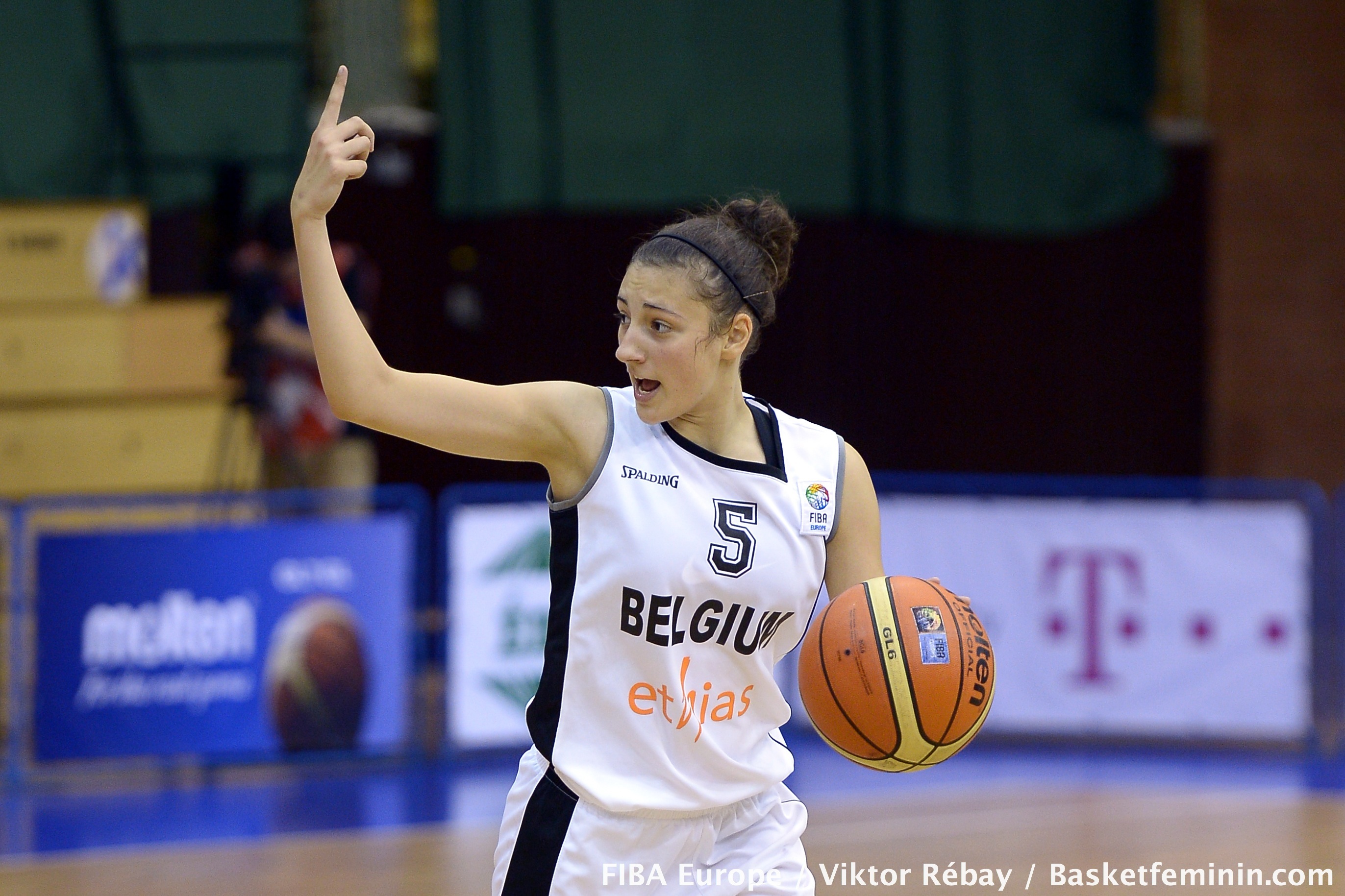 Encore une victoire pour Alyssa Barache (11 pts contre la Suède) et les U16 (photo: FIBA Europe / Viktor Rébay)