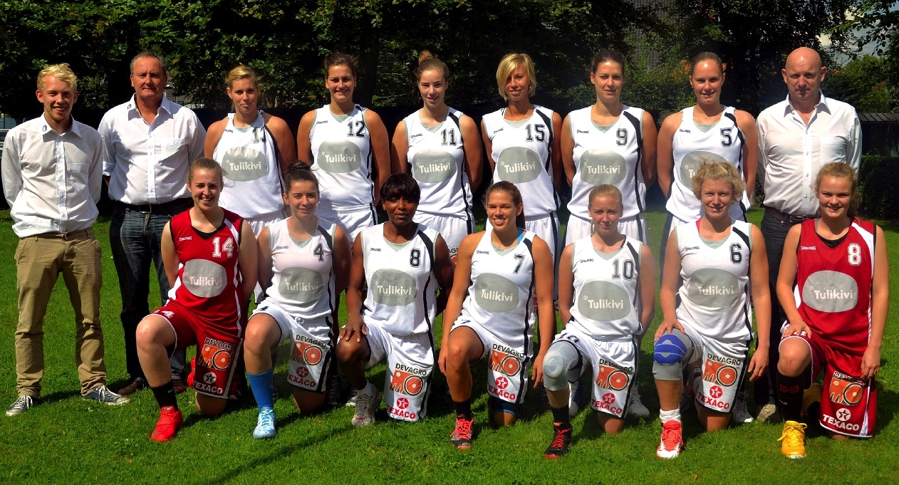 En haut (de gauche à droite): Tom Cooman, Karl Snauwaert, Shamira Linskens, Kim Snauwaert, Phebe Raman, Evi Wezenbeek, Eline Verbeest, Lien Delmulle, Benny Mertens. En bas: Margot De Neve, Nele Poffyn, Angèle Boucquey, Isabelle Degels, Silke Lenssens, Silke Storme, Elien Schooreel (photo: Tulikivi Deerlijk) En haut (de gauche à droite): Tom Cooman, Karl Snauwaert, Shamira Linskens, Kim Snauwaert, Phebe Raman, Evi Wezenbeek, Eline Verbeest, Lien Delmulle, Benny Mertens. En bas: Margot De Neve, Nele Poffyn, Angèle Boucquey, Isabelle Degels, Silke Lenssens, Silke Storme, Elien Schooreel (photo: Tulikivi Deerlijk)