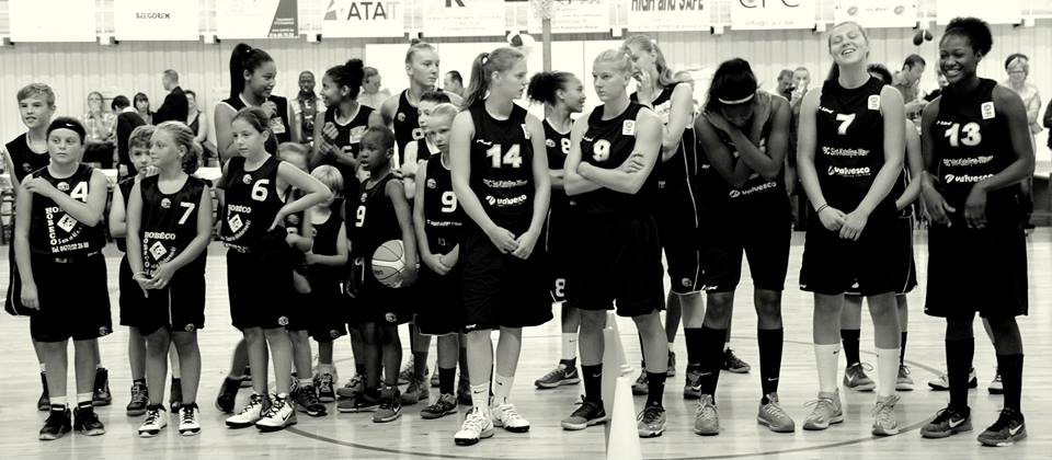 SKW se met en place avec encore et toujours de jeunes joueuses derrière (photo: SKW/King Chan)