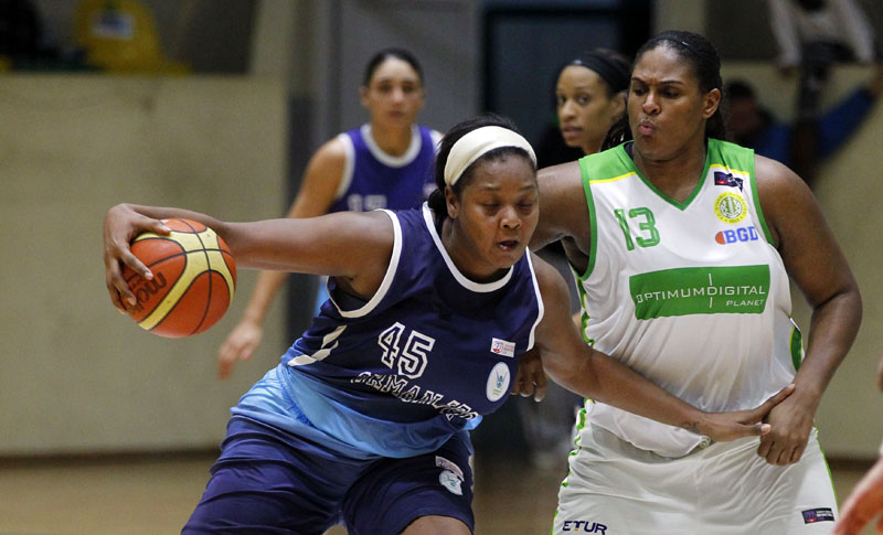 Courtney Paris dans la raquette (photo: http://sporbirligi.istanbul.edu.tr)