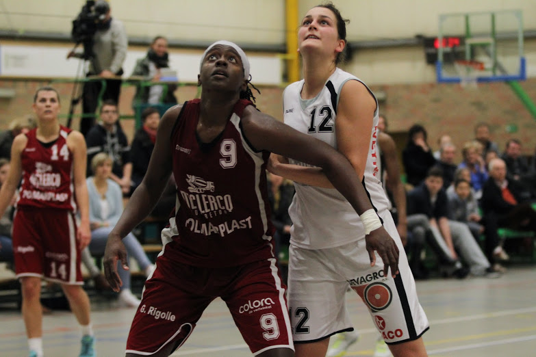 Kim Snauwaert (Tulikivi Deerlijk) face à Shanavia Dowdell (Waregem) - Photo: Eddy Lippens
