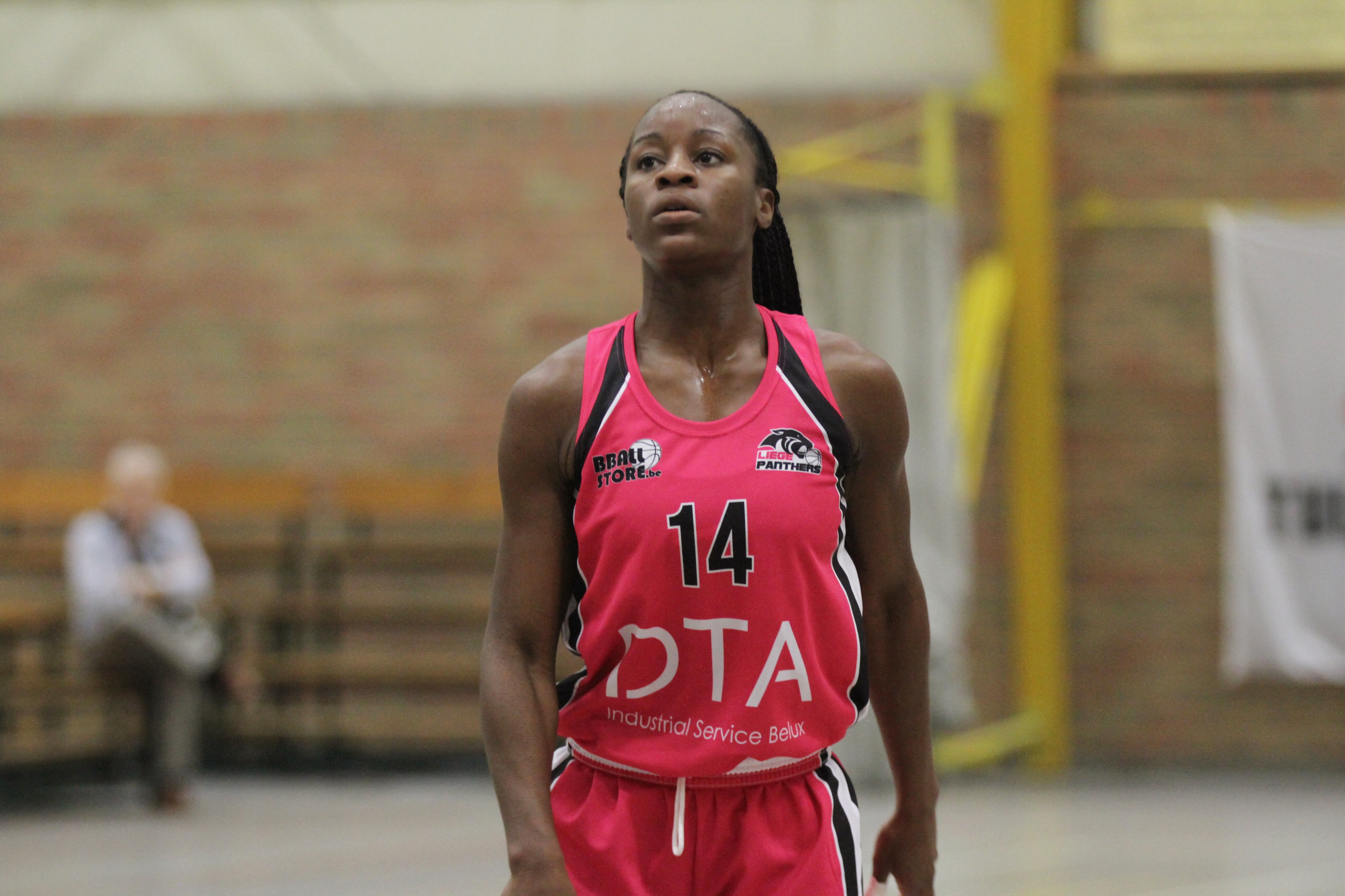 Manu Mayombo vire du rose au rouge (photo: Eddy Lippens)