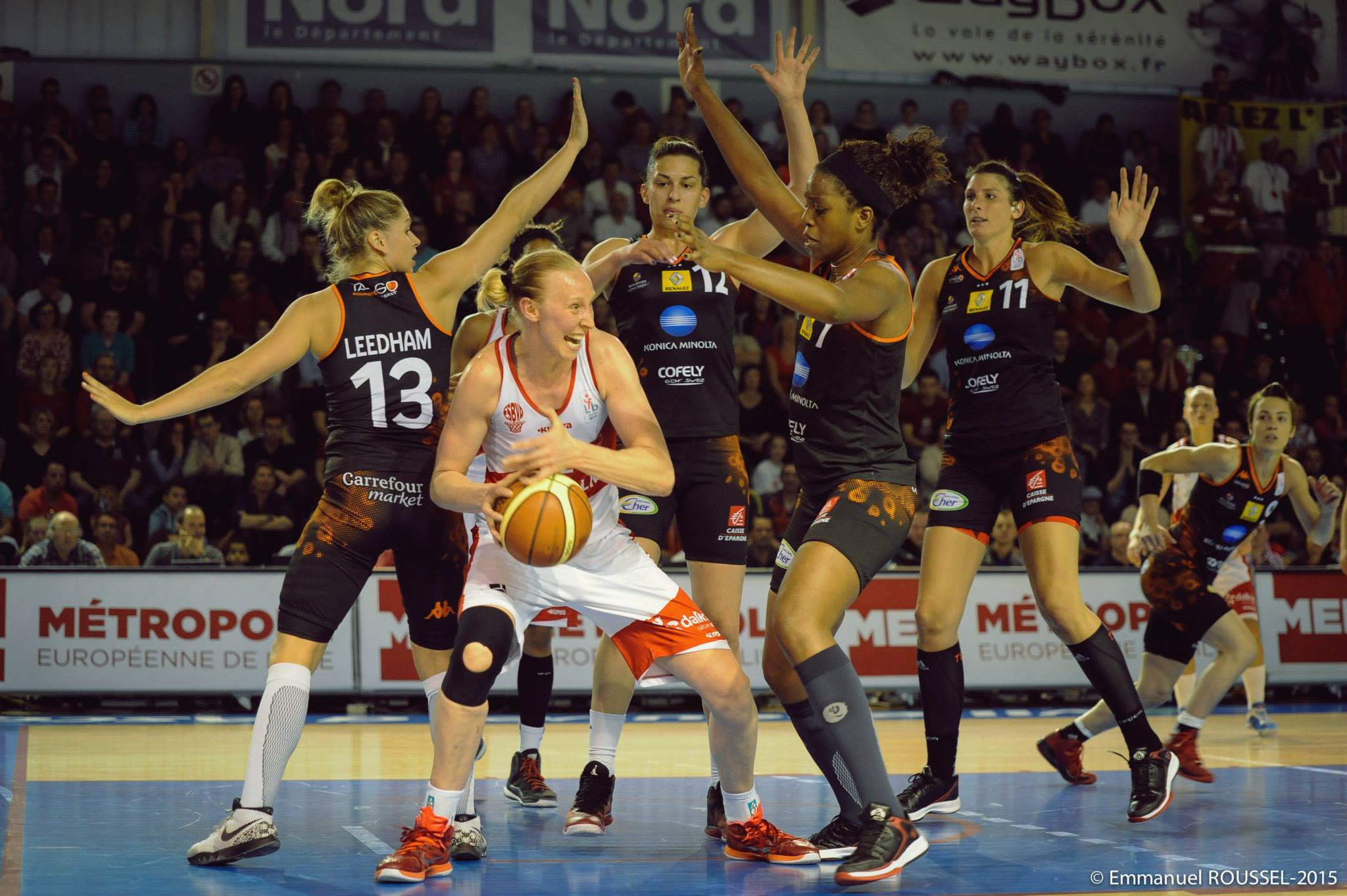 Ann Wauters face à l'ogre berruyer (photo: Emmanuel Roussel)