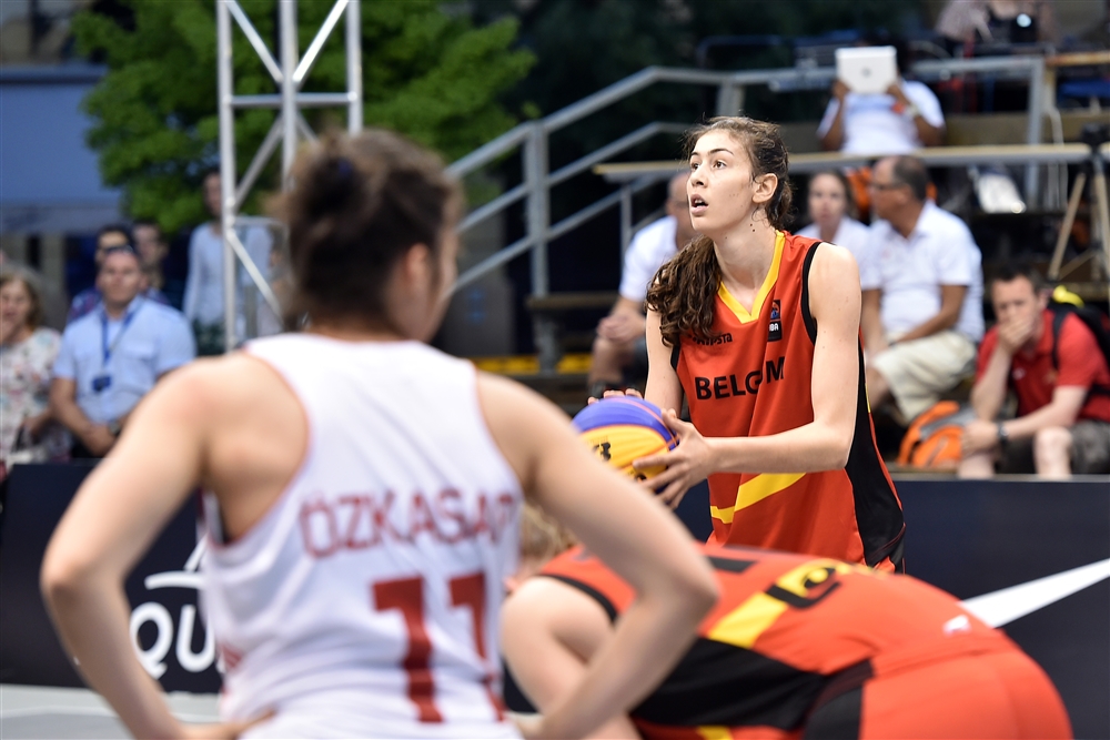 Serena-Lynn Geldof pour une première expérience en 3X3 (photo: .fiba.com/3x3U18WC/2015/) Serena-Lynn Geldof pour une première expérience en 3X3 (photo: .fiba.com/3x3U18WC/2015/)