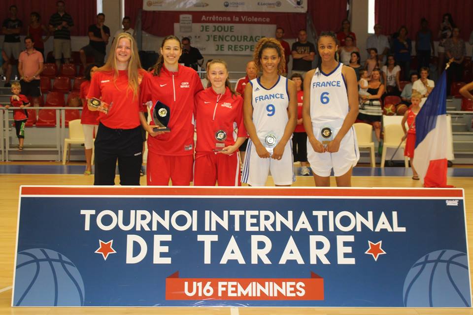 Le cinq majeur avec Becky Massey, Karonila Sczotkova (Tchéquie), Veronika Sipova (Tchéquie), Carla M'Baye (France) et Kadiatou Sissoko (France) - (photo: basketlyonnais.fr