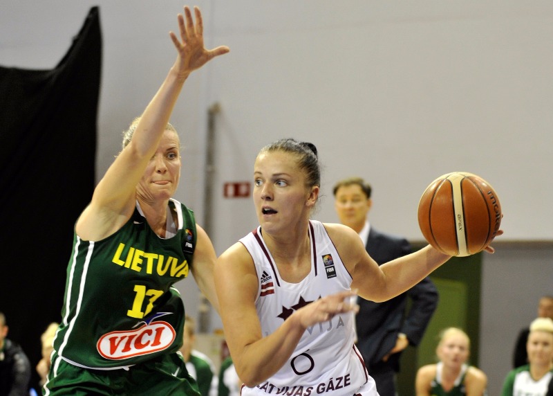 Dita Rozenberga (Spirou Monceau) victorieuse avec la Lettonie (photo: FIBA/Roman Koksarov)
