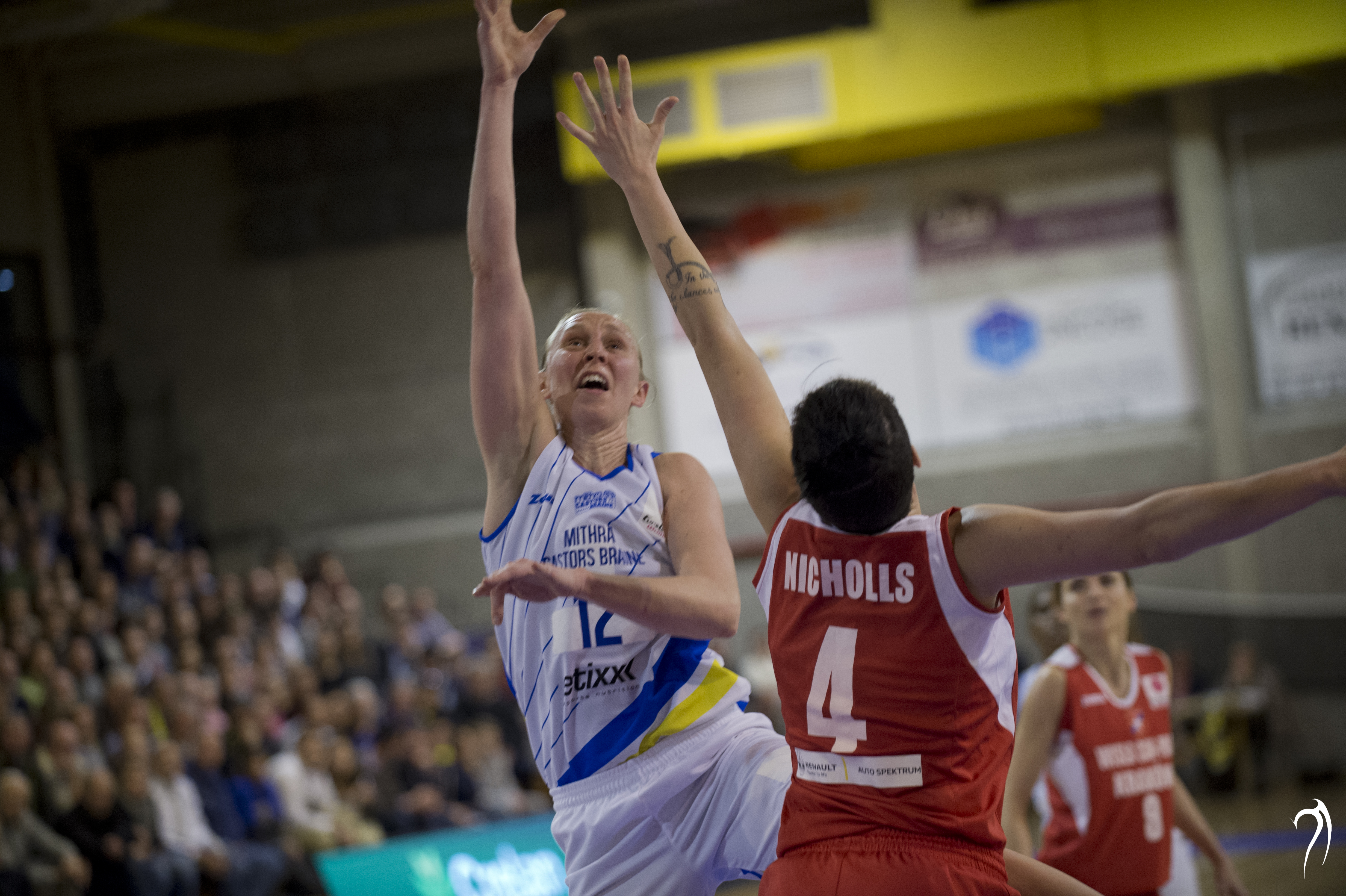 Ann Wauters face à Laura Nicholls (Photo: Serge Thomas)