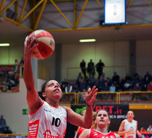 Kathy Wambe et Ann Wauters au Final 8 de l'Euroligue à Ekaterinburg