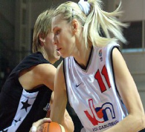Maria Stepanova, joueuse FIBA Europe 2006 devant Ann Wauters