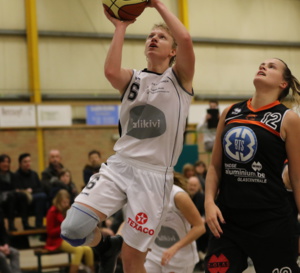 Deerlijk domine Oostende-Bredene 72-51, l'Américaine Alexia Adams arrive à KBOB
