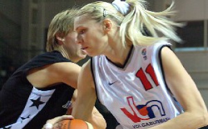 Maria Stepanova, joueuse FIBA Europe 2006 devant Ann Wauters
