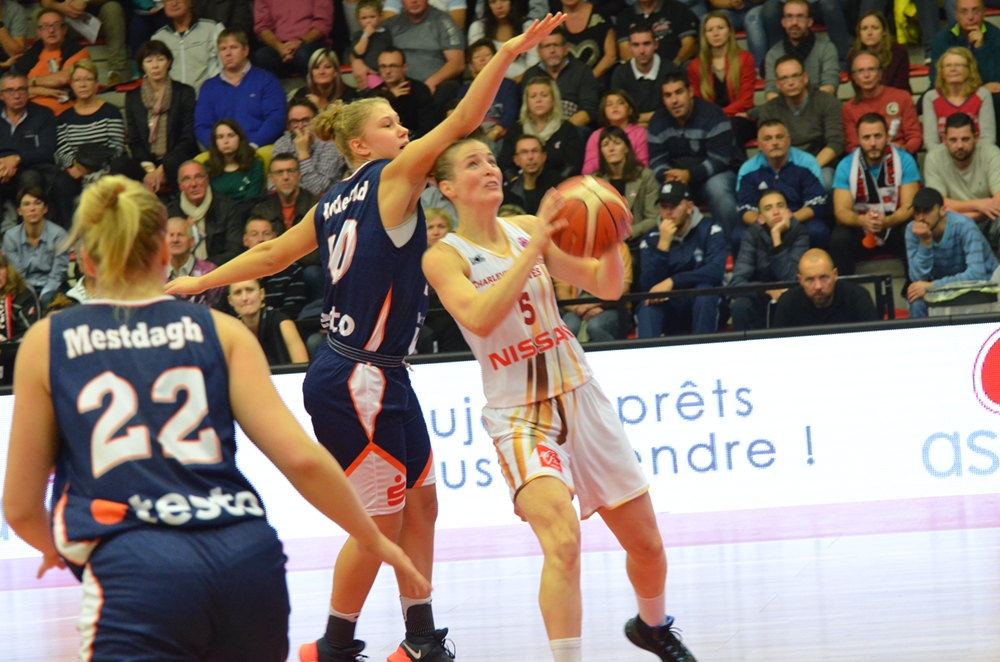 Kim Mestdagh (Flammes Carolos) Hanne Mestdah (Freiburg) Photo: FIBA/Michel Renaux